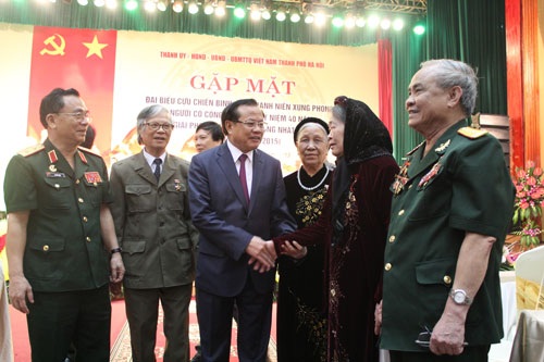 Bí thư Thành ủy trò chuyện với các đại biểu về dự buổi gặp mặt